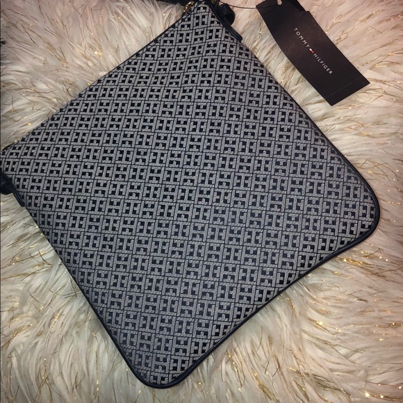 Tommy Hilfiger Crossbody - Picture 6 of 8
